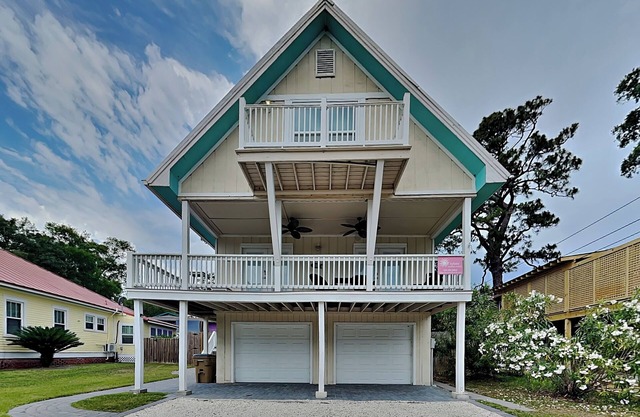 Sandys Beach House | Pet Friendly, Close to Beach!