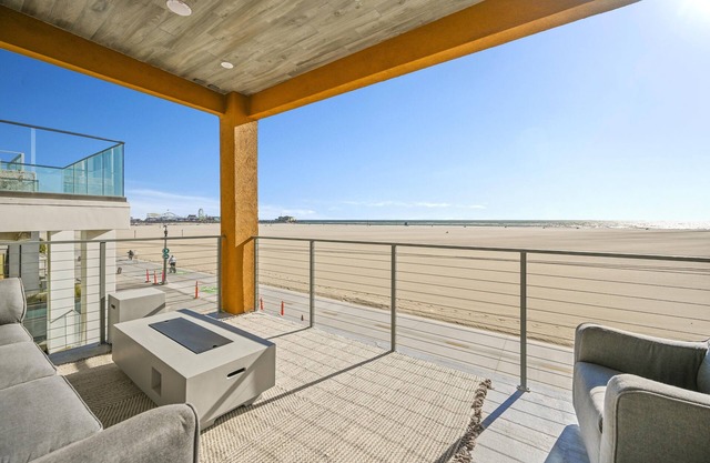 Santa Monica Beach Front Modern Home-Walk to SM Pier and 3rd St. Promenade-