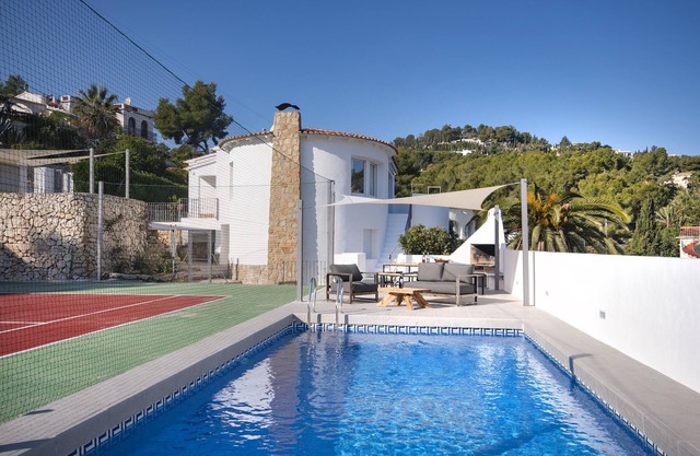 Sara-up to 4 persons- modern, family friendly, private pool and tennis court!