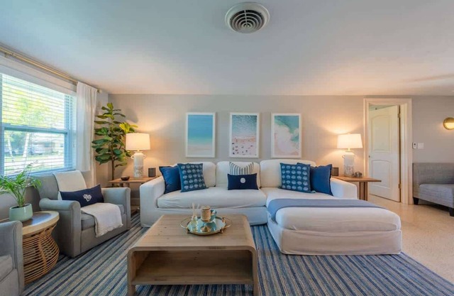 Sarasota Pool Home| Hot-tub| 2-miles to Siesta