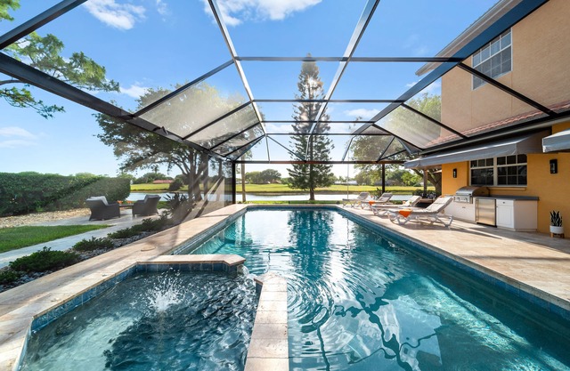Sarasota Retreat: Sleeps 21, heated pool near beaches & top attraction