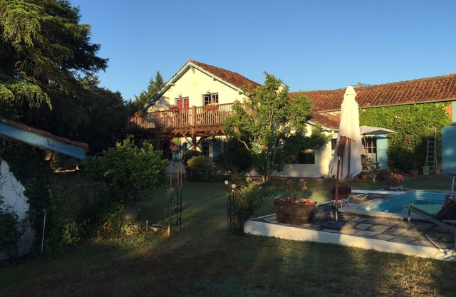 Sarron 6-Bed Villa, Sleeps 14, Pool & Parking