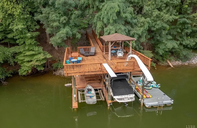 Sasquatch Lodge: Smith Mountain Lakefront Cabin