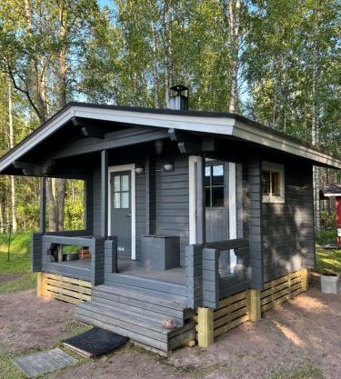 Saunamökki Kurjenrahkan kansallispuistossa