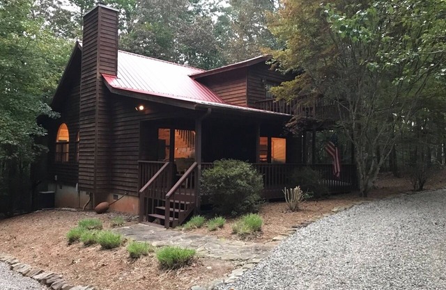 "SAUTEE WOODS" COZY GETAWAY without breaking the bank ! NOW WITH EV CHARGING !
