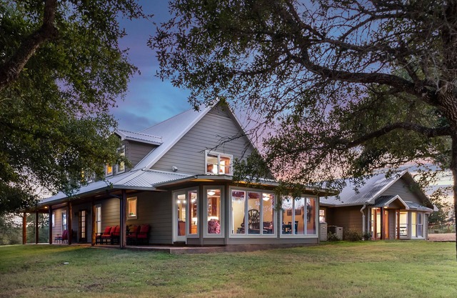 Savage Ranch & Vineyard - 39 acres, upscale ranch, gourmet kitchen, pool/spa