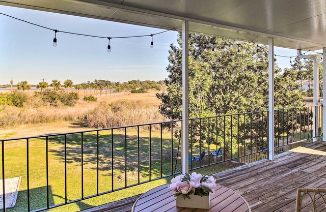 Savannah Townhome w/ Deck - 15 Mi to Beach!