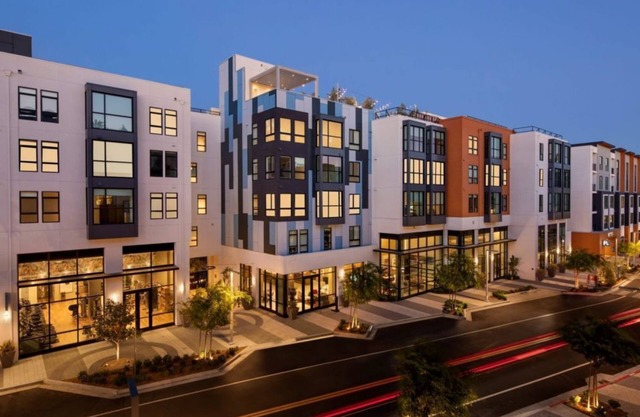 Savoy Modern 1BR Condo w Pool for Family Vocation