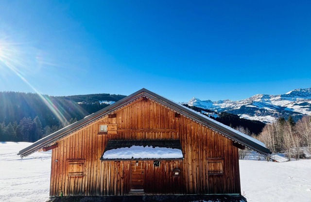 Savoyard mazot with 2 bedrooms, WIFI, pets allowed, private parking