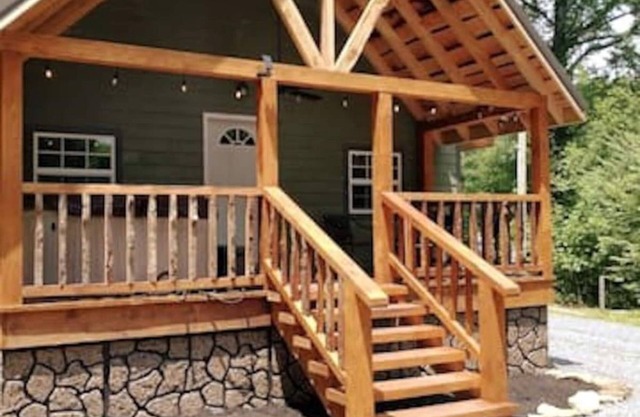 Sawmill Retreat located near Summersville Lake/Gauley River with hot tub