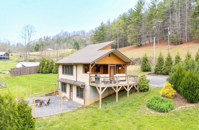 ‘Sawyer’s Cabin’ w/Hot Tub in Blue Ridge Mtns!