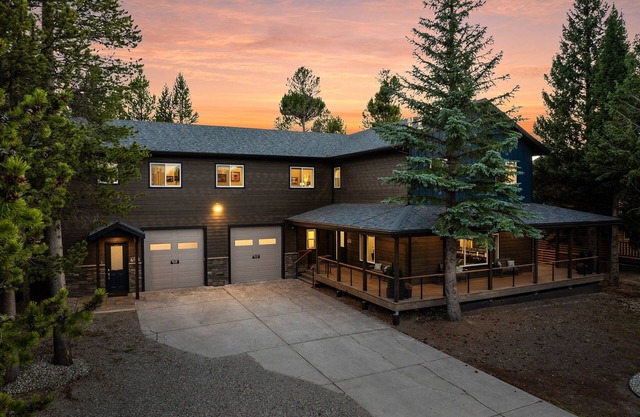 Say Goodbye to Outdated Rentals & Stay in Style less than 1 mi to YNP West Gate!