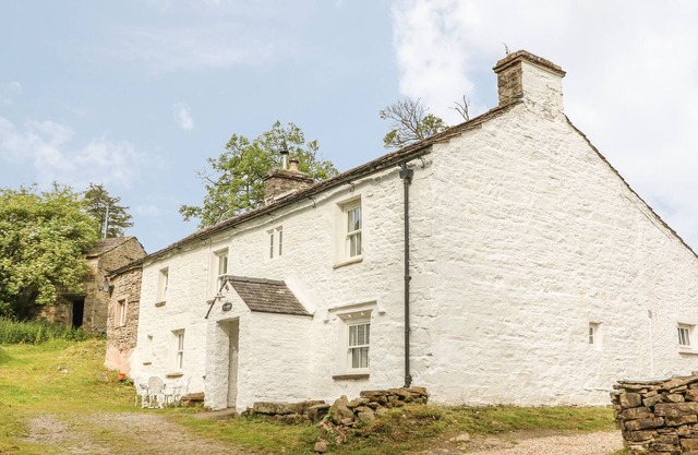 SCALE GILL FOOT, pet friendly, character holiday cottage in Cowgill