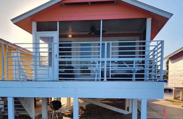 Scallop Cove #2 - Scalloping Sunrise - Bayfront, 3 Min Walk to Gulf, Pet Friendly, No Min Nights.
