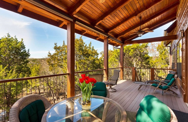 Scenic Luxury Home - Hollows Resort & Marina, Lake Travis, 4 Pools