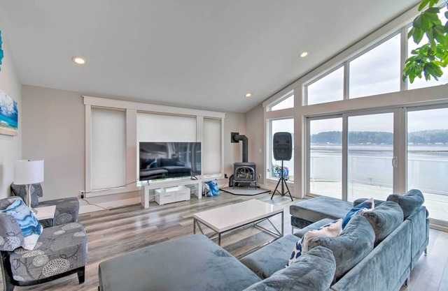 Scenic & Spacious Getaway on North Bay w/Deck!