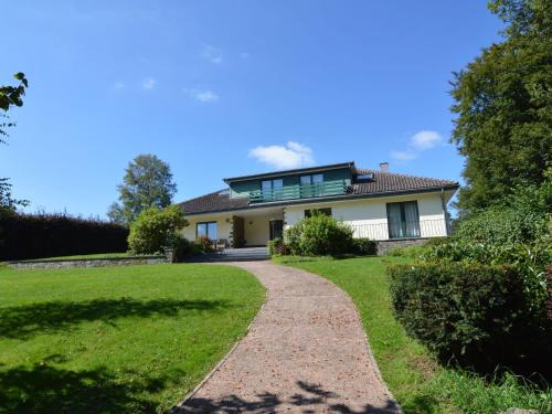 Scenic Villa near Lake View