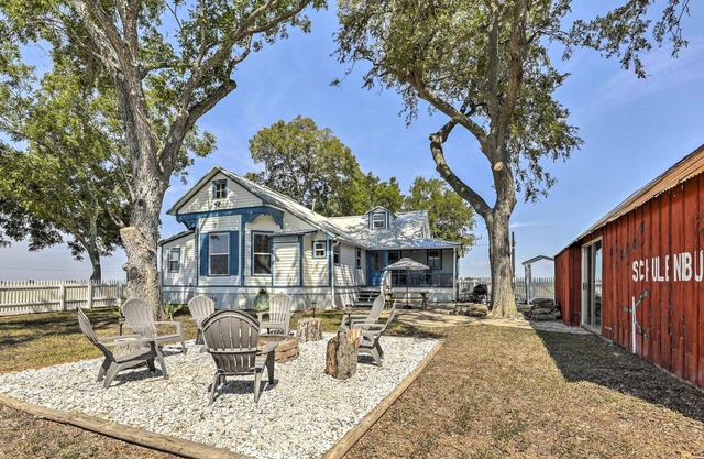 Schulenburg Home: Gas Grill & 30 Amp RV Hookup