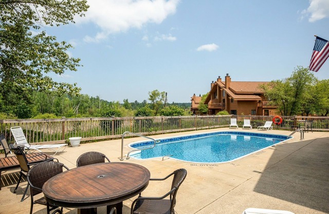 Schuss Village, Fall colors, sleeps 6 condo w/2 bathrooms, wood fireplace