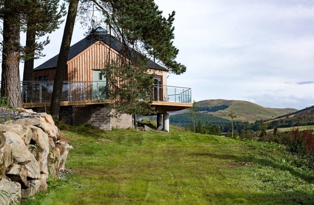 Scots Pine Treehouse @ Dalnoid - secluded, sleeps 2, hot-tub, mountain views