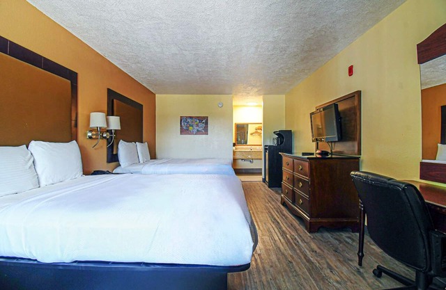 Scottish Inns & Suites Shenandoah Woodlands Mall, Two Queen Room, Free Parking