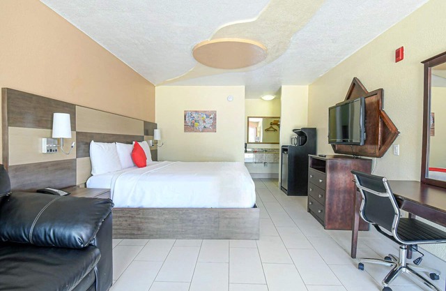 Scottish Inns & Suites Shenandoah Woodlands Mall, King Suite, Free Parking