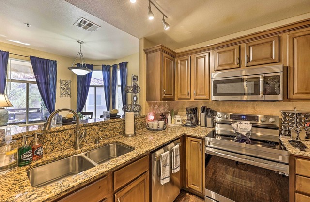 Scottsdale Condo w/ Pool Access, 11 Mi to Old Town