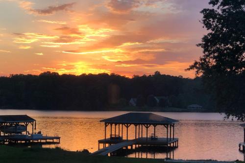 Screened Deck and Dock Waterfront Lake Anna Home!