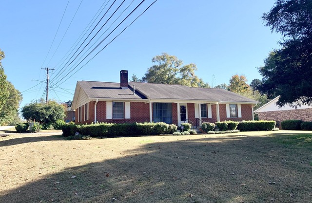 Screened in Porch, Fenced Yard, Close to it All