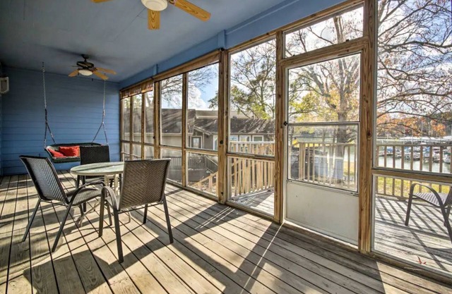 Screenporch Getaway with Marina View, Bring your Boat