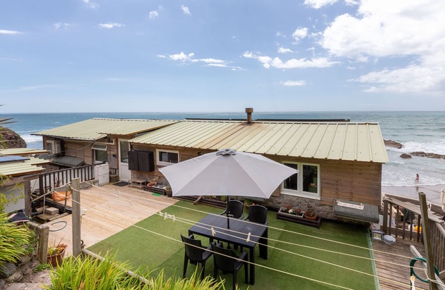 SCYLLA VIEW COTTAGE, pet friendly, with a garden in Whitsand Bay