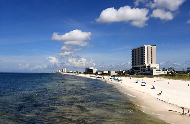 Sea Breeze Comfort! 2 Units w/Kitchen, Pool, FREE Parking and Breakfast!