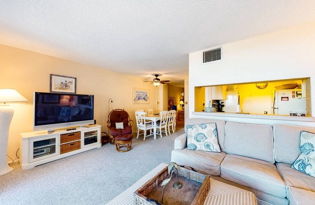 Sea Colony Ocean 1st-floor condo with pool & basketball court