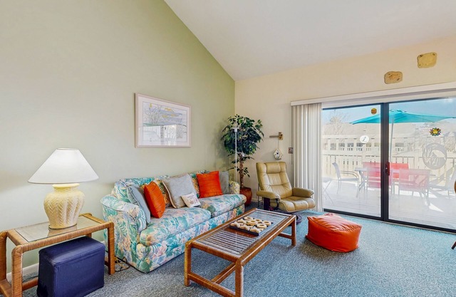 Sea Colony villa with deck, AC, multiple pools, hot tubs, gym, & sports courts