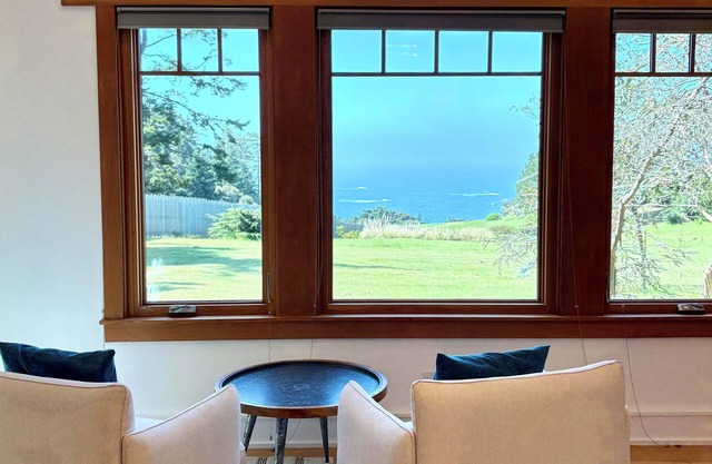 Sea Fox Cottage -Secluded Ocean View Retreat with private garden and fireplace
