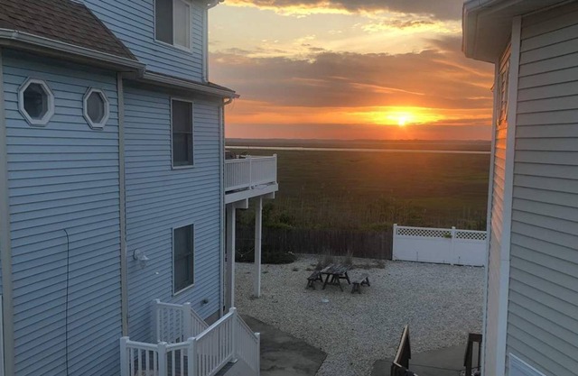 Sea Isle Home with awesome bay/wetland views!