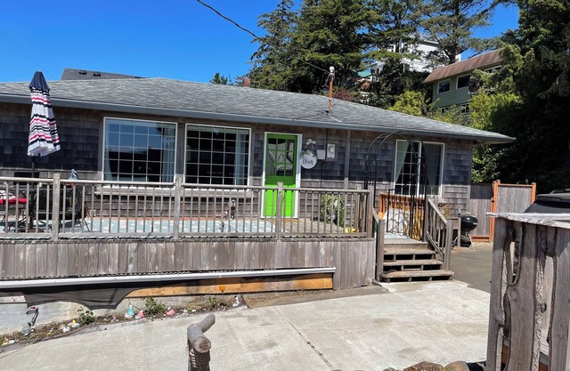 Sea La Vie Cottage cozy and only an 8 minute walk to the beach.