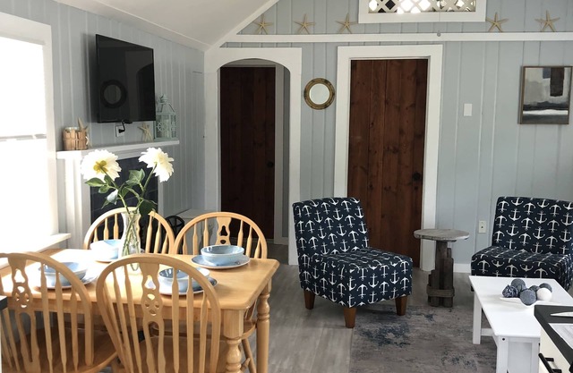 Sea Shell Cottage - central air - walk to Swan Pond. Pet friendly