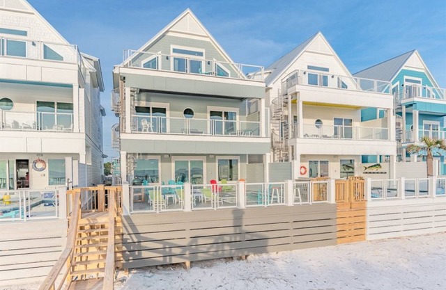 Sea Turtle. New, Luxury, Gulf Front Home with pool 7br 7.5 baths sleeps 28