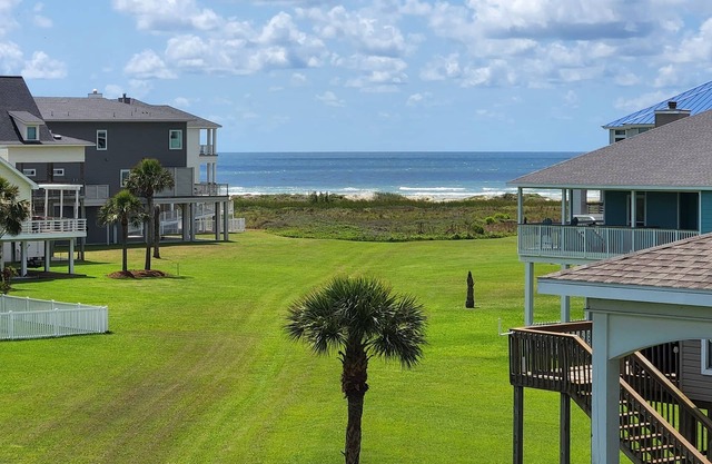Sea Turtle Tango- Close to beach! Community Pool!