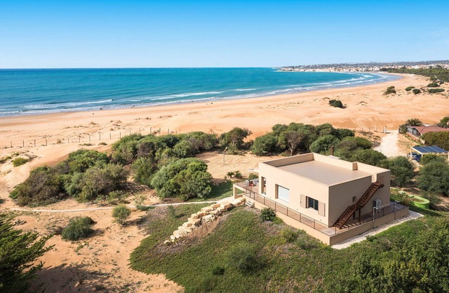 Sea view and direct access to the sandy beach