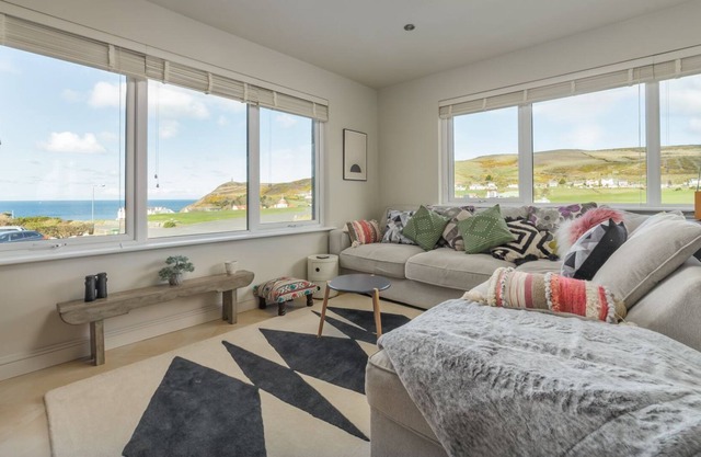 Sea View Apartment - an apartment that sleeps 4 guests in 2 bedrooms
