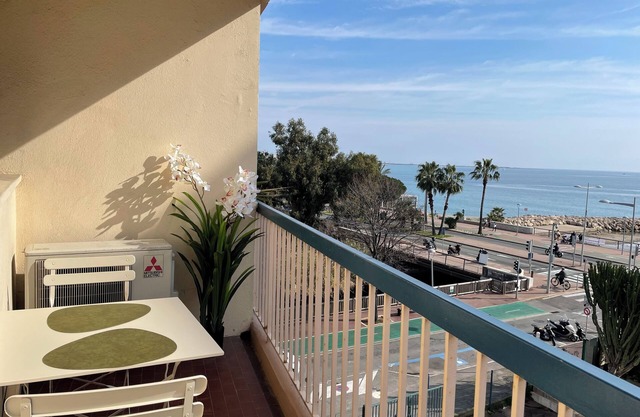 Sea view - beautiful 2 rooms - racecourse Cagnes-sur-mer