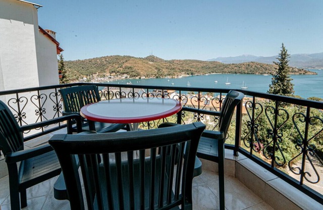 Sea View Vibrant Flat w Balcony Right by Sea