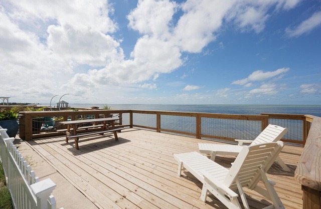 SEA-VISTA | 2BD Waterfront Kid & Pet Friendly Home