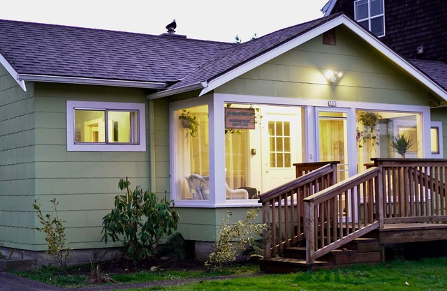 SeaBreeze Bungalow - Private Home - 1/2 block to beach - Pets! - Enclosed Fence