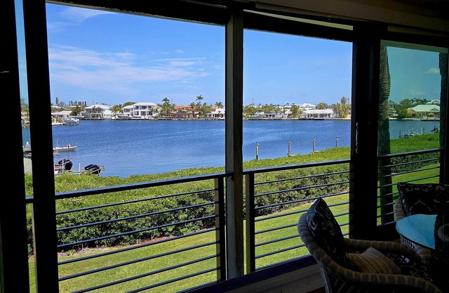 Seabreeze Sanctuary: 2BR/2BA Waterfront Condo - Stunning Views & Prime Location