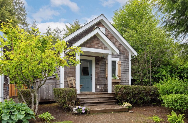 Seabrook 2 Bedroom cottage with hot tub, a wooded setting. Pet friendly and AC!