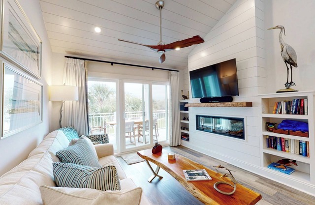 Seabrook Exclusives | 2904 Atrium