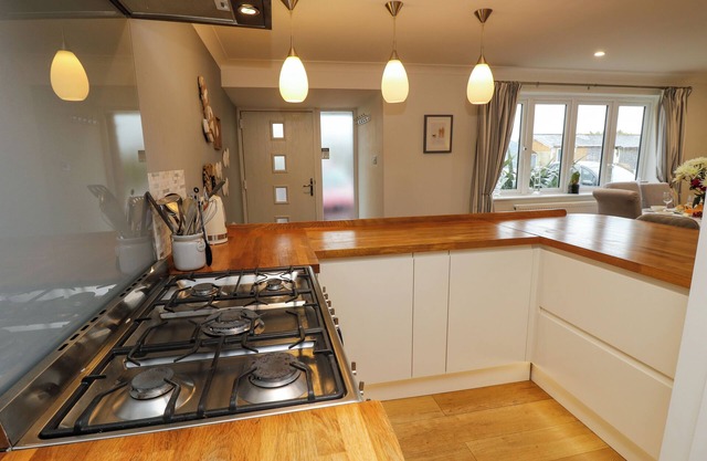 SEAFARER'S REST, pet friendly, country holiday cottage in Selsey